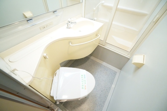 東急田園都市線 桜新町駅 徒歩10分 3階建 築23年のトイレ写真