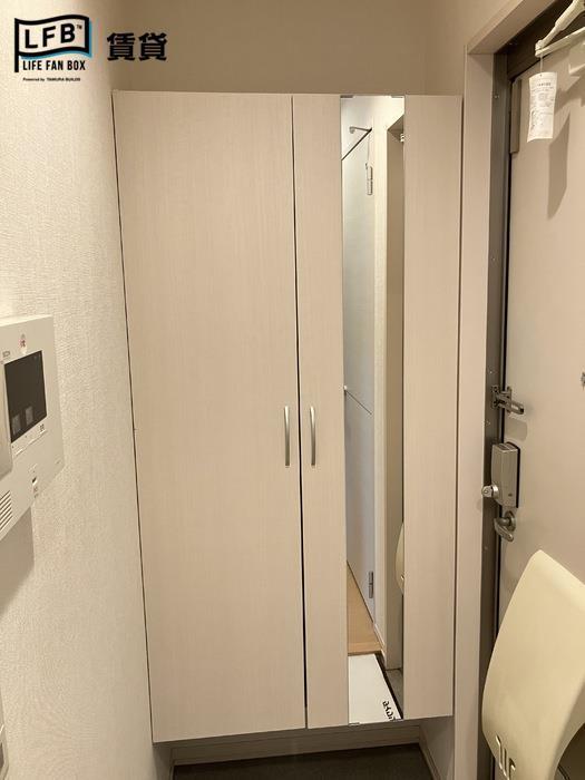 玄関　※同間取り、別室の写真です。