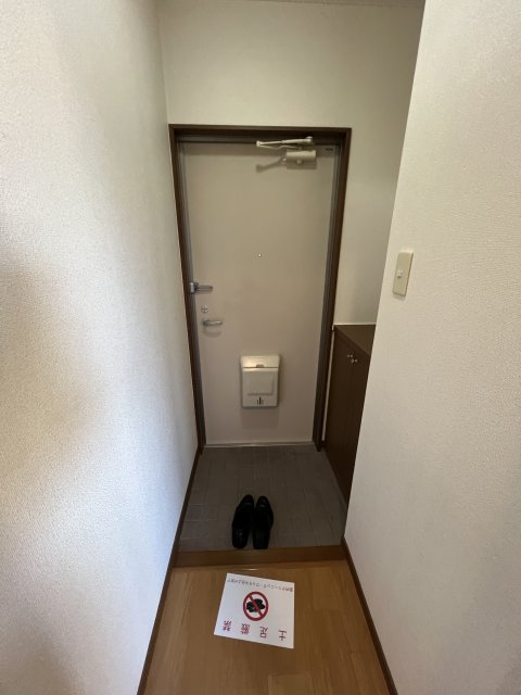 玄関　※写真は他号室です