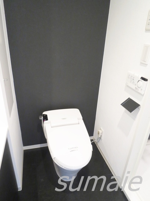 トイレ　温水洗浄機能付トイレです