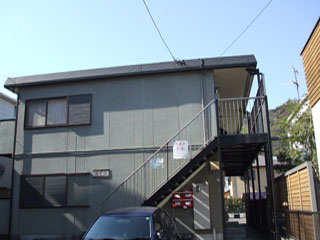 静岡市葵区大岩本町のアパートの建物外観