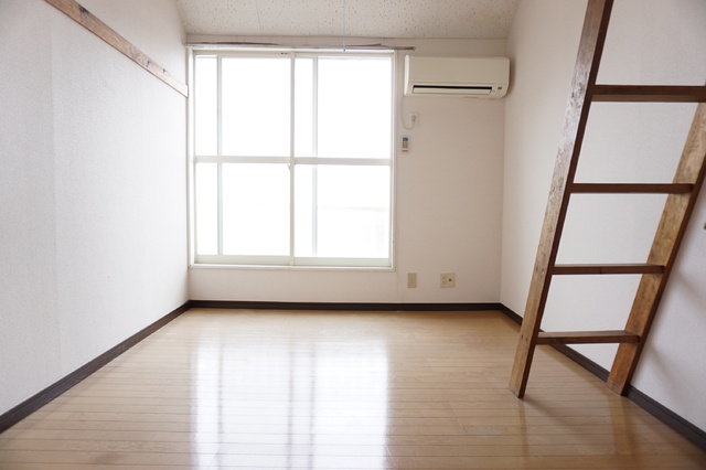 居室・リビング　南東向き６帖のお部屋です☆