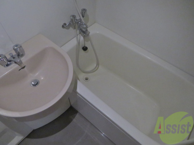 バス・シャワールーム　清潔感があり広いお風呂です足もゆっくり伸ばせますね