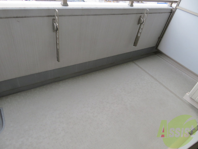 バルコニー　バルコニーは広く洗濯物や布団など簡単に干せそうですね