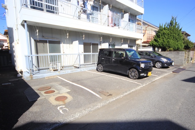 【松山市土居田町のマンションの駐車場】