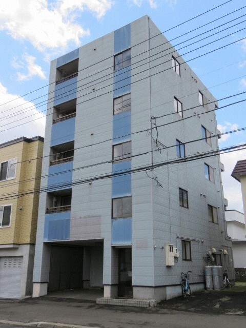 札幌市豊平区月寒東五条のマンションの建物外観