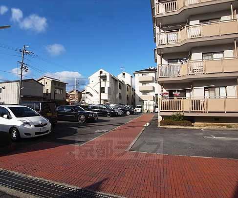 【向日市物集女町のマンションの駐車場】