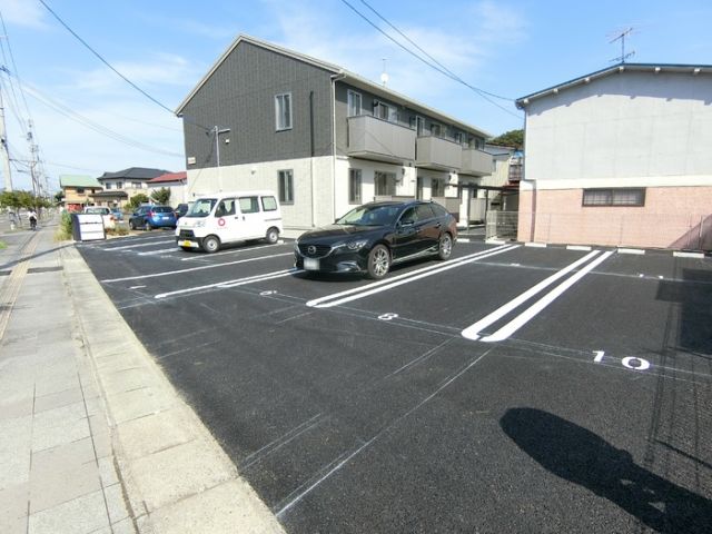 【白石市字沢目のアパートの駐車場】