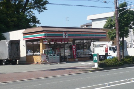 コンビニ　セブンイレブン（コンビニ）まで378m
