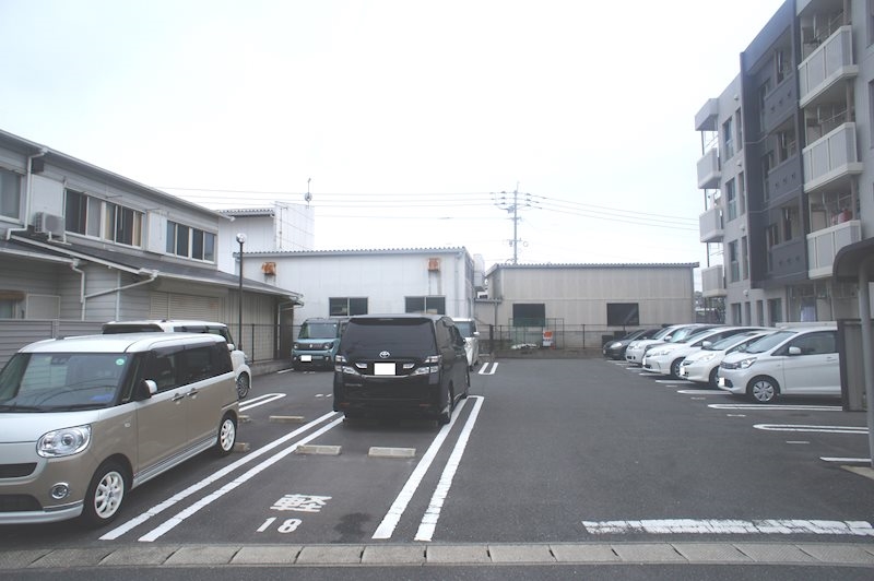 【糟屋郡志免町南里のマンションの駐車場】