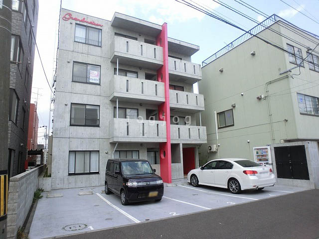 札幌市白石区栄通のマンションの建物外観