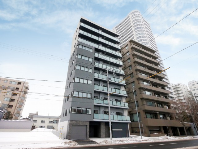 札幌市中央区北一条西のマンションの建物外観