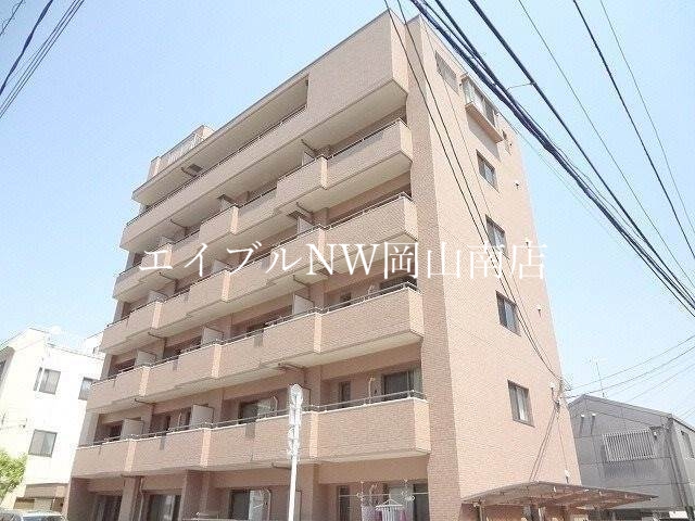 【岡山市北区弓之町のマンションの建物外観】