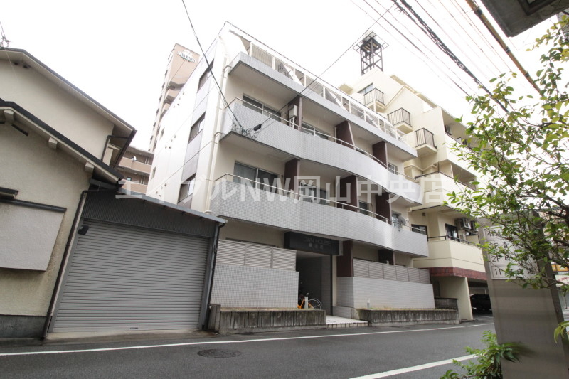 岡山市北区桑田町のマンションの建物外観