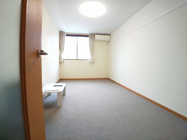 居室・リビング　ワイドな窓にて明るいお部屋