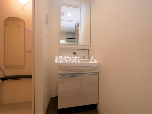 洗面設備　独立洗面化粧台が付いています