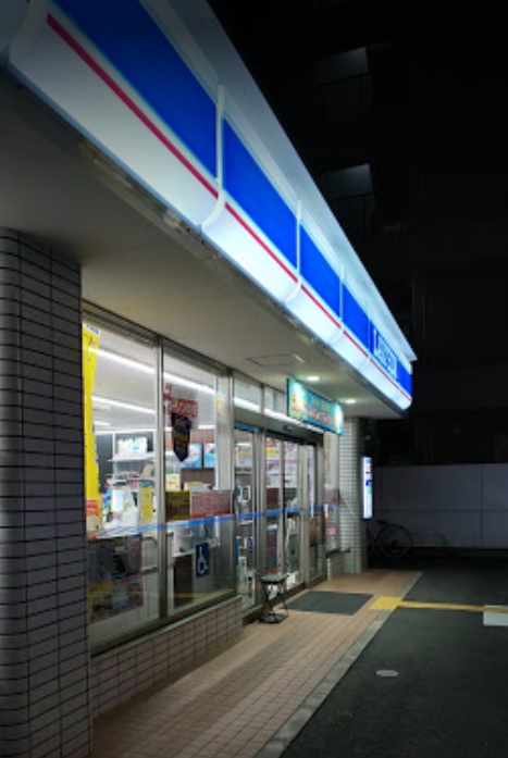 コンビニ　ローソン桜川駅前（コンビニ）まで118m