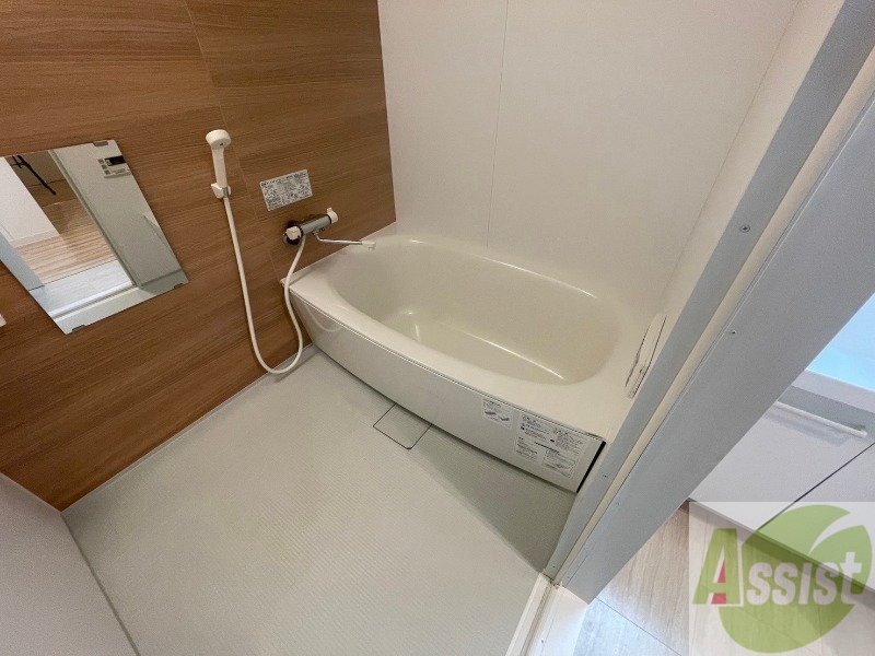 バス・シャワールーム　バスルームは狭すぎず、シャワーも浴びやすそうです。