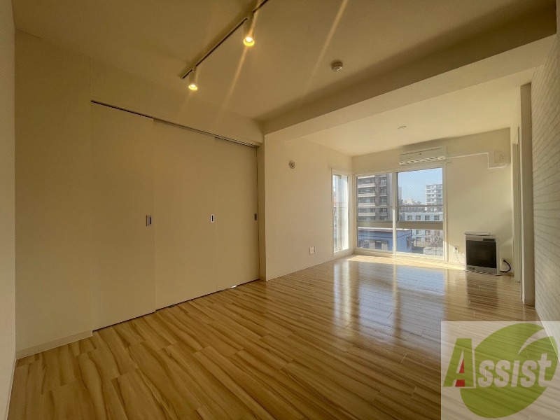 居室・リビング　白さが清潔感を出してくれます。お部屋も明るいですね。