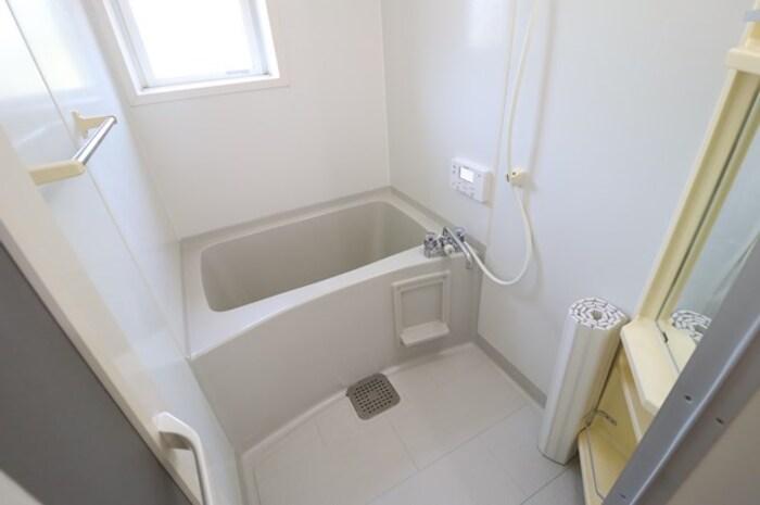 バス・シャワールーム　追い焚き給湯式浴室（小窓付）