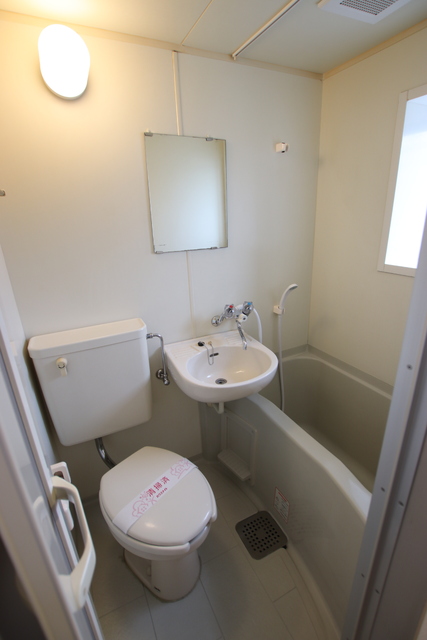 バス・シャワールーム　３点ユニットには換気に便利な小窓あり♪