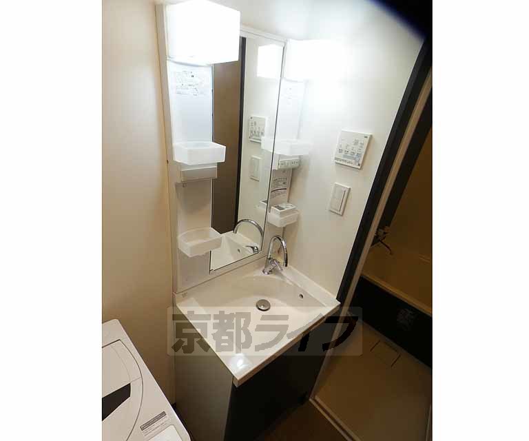 洗面設備　清潔感のある洗面所です。