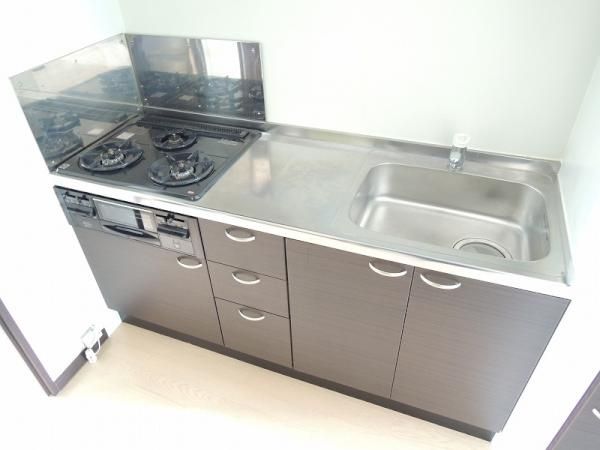 キッチン　2階以上は絨毯仕様です