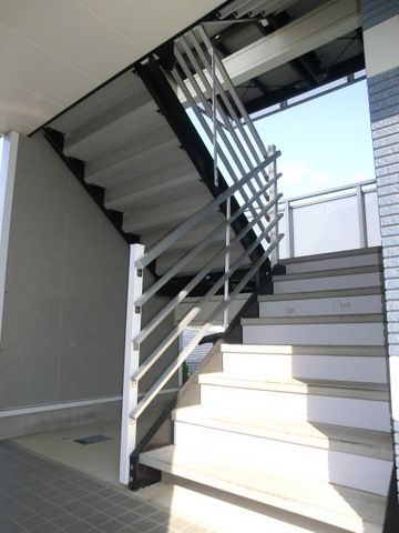 エントランス　上へと続く階段