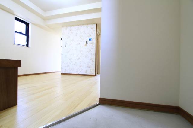 玄関　階数により壁紙のデザインが異なります