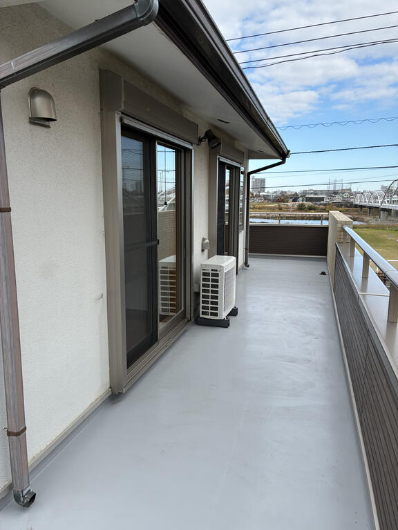 バルコニー　３面に渡る広いバルコニー