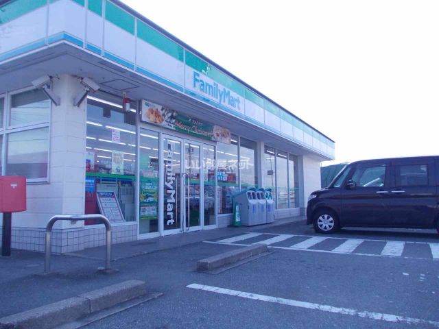 コンビニ　ファミリーマート 伊勢二見町店（コンビニ）まで832m