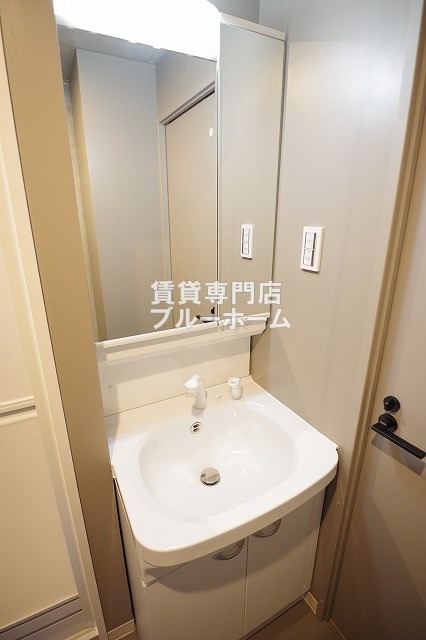 洗面設備　明るい二面鏡！