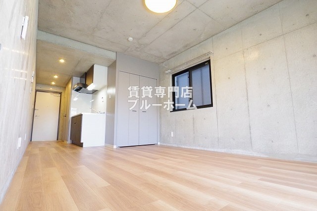 居室・リビング　洋室10帖ございます！