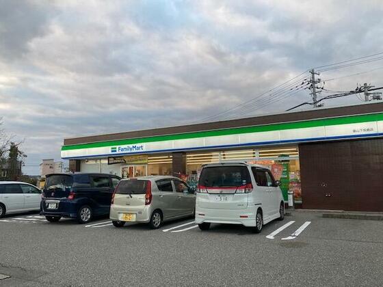 コンビニ　ファミリーマート富山下坂倉店（コンビニ）まで407m