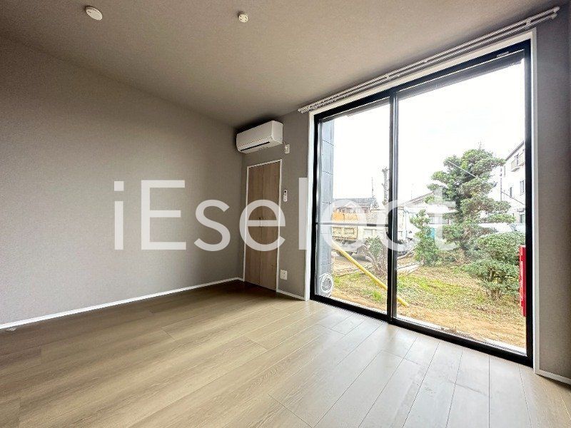 居室・リビング　窓も大きく明るいですね