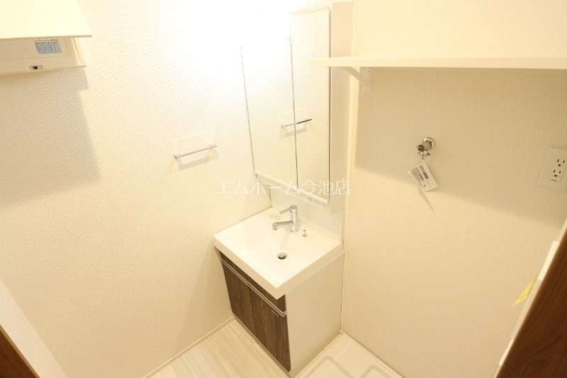 洗面設備　脱衣所　独立洗面台（シャンプードレッサー付）