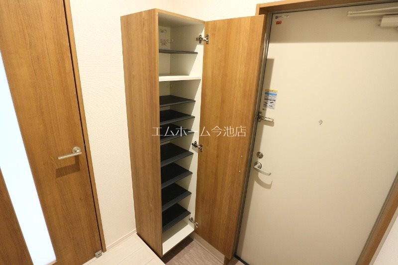 玄関　玄関　シューズボックス充実