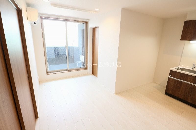 居室・リビング　LDK10.4帖　エアコン付　バルコニーに面しています