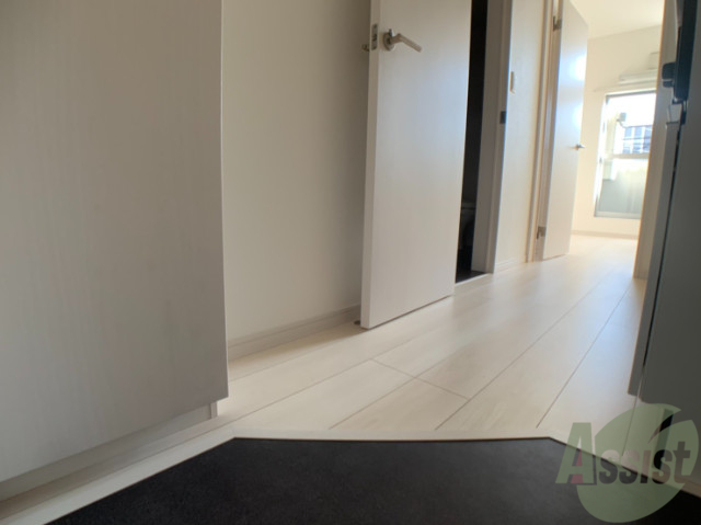 玄関　玄関には敷居はないタイプです。おしゃれです！