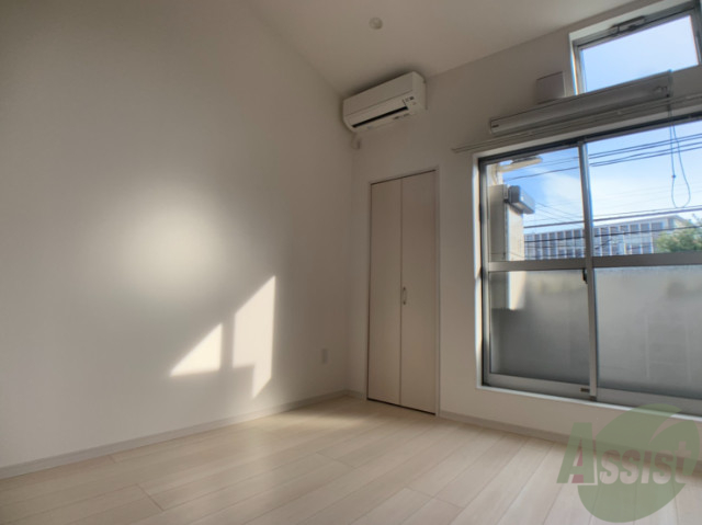 居室・リビング　６．３帖の１Ｋのお部屋は床が白くて綺麗ですね～