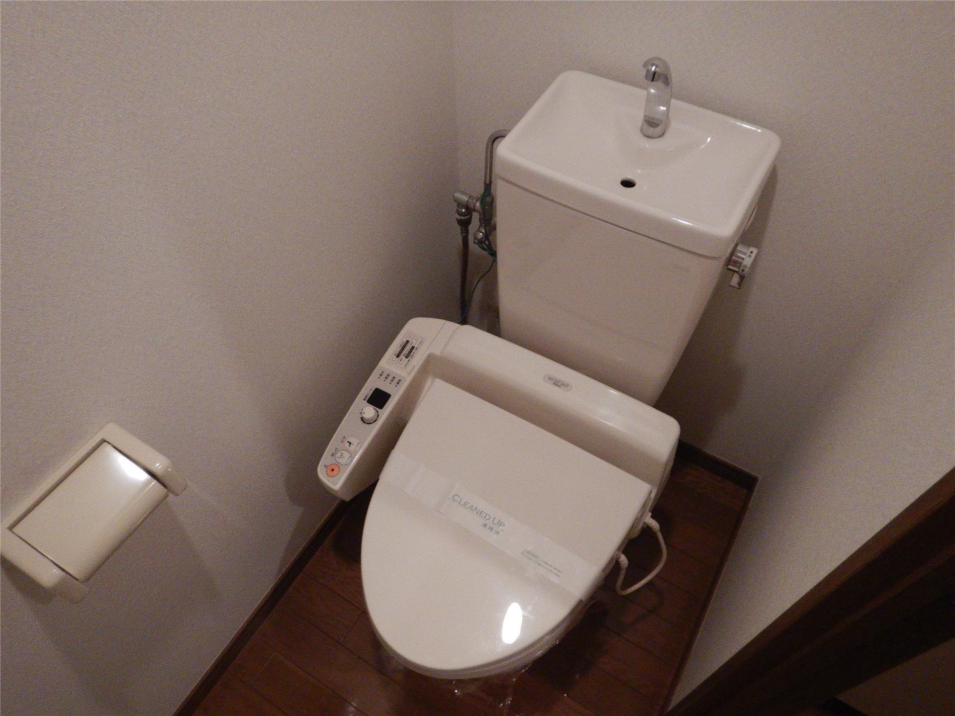 トイレ　温水洗浄便座付きです