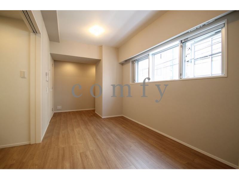 居室・リビング　側面に窓があり明るいリビング