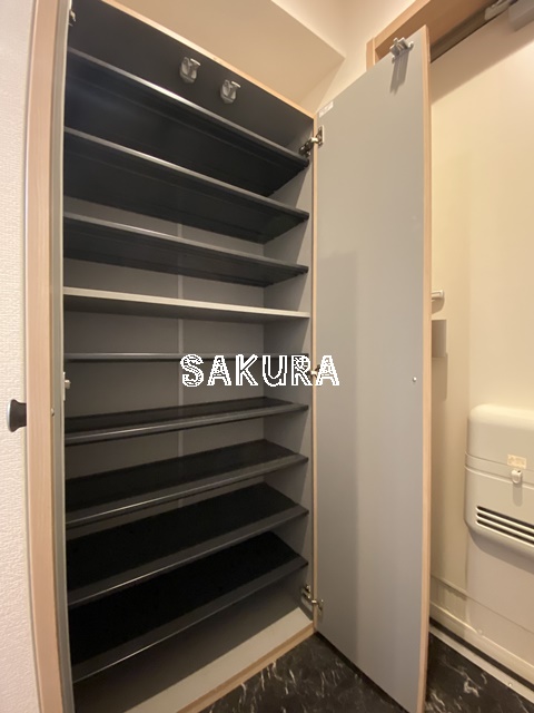 玄関　収納豊富なシューズボックスです♪