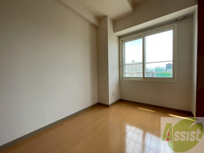 その他部屋・スペース　戸を閉めるとリビングと区切られた寝室にすることができますよ。