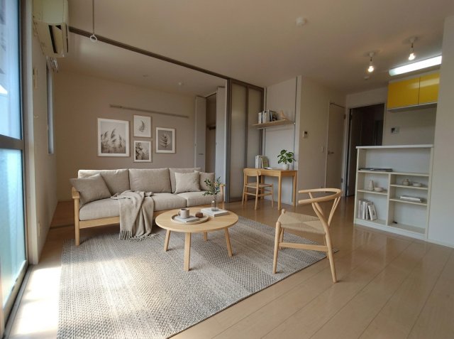 居室・リビング　家具はCGのイメージ画像になります。※実際に家具は付いており