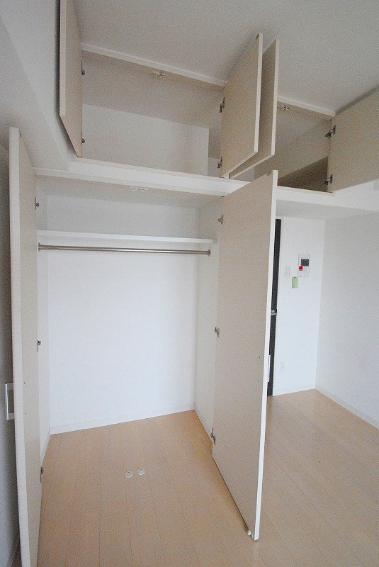 収納　鏡付のクローゼット＊号室・階数によって色味違います