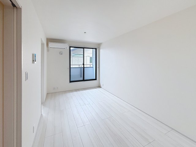 居室・リビング　掲載写真は同型の左右反転の部屋を掲載しております。仕様等が異