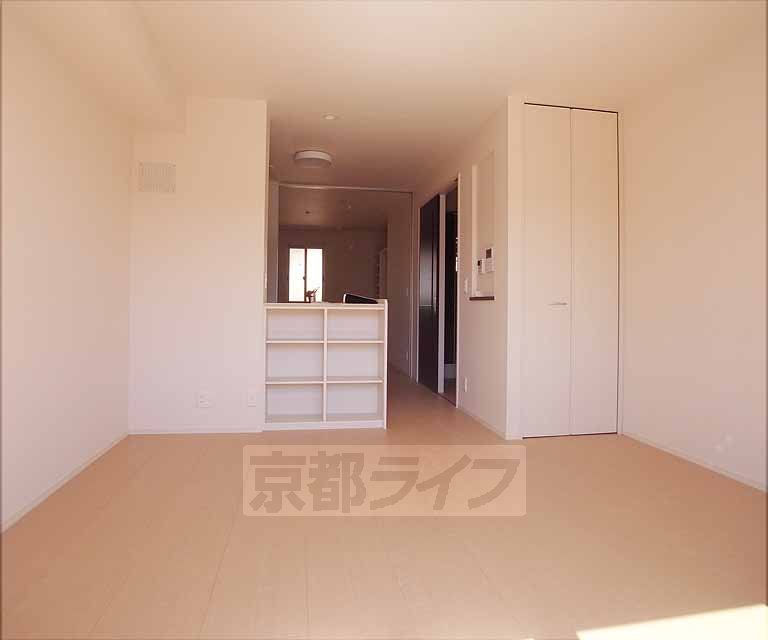 居室・リビング　リビングに収納もあります。