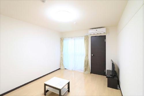 居室・リビング　大型家具家電付きにより初めての一人暮らしの方も安心！