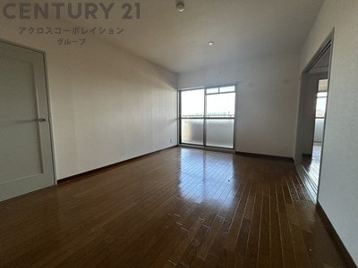 居室・リビング　床色が落ち着いた色合いで綺麗です♪